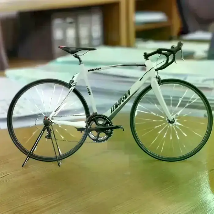 Support de stationnement vertical triangulaire pour vélo