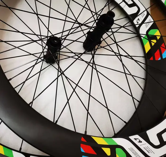 Roues de vélo en carbone pour gravier avec autocollants