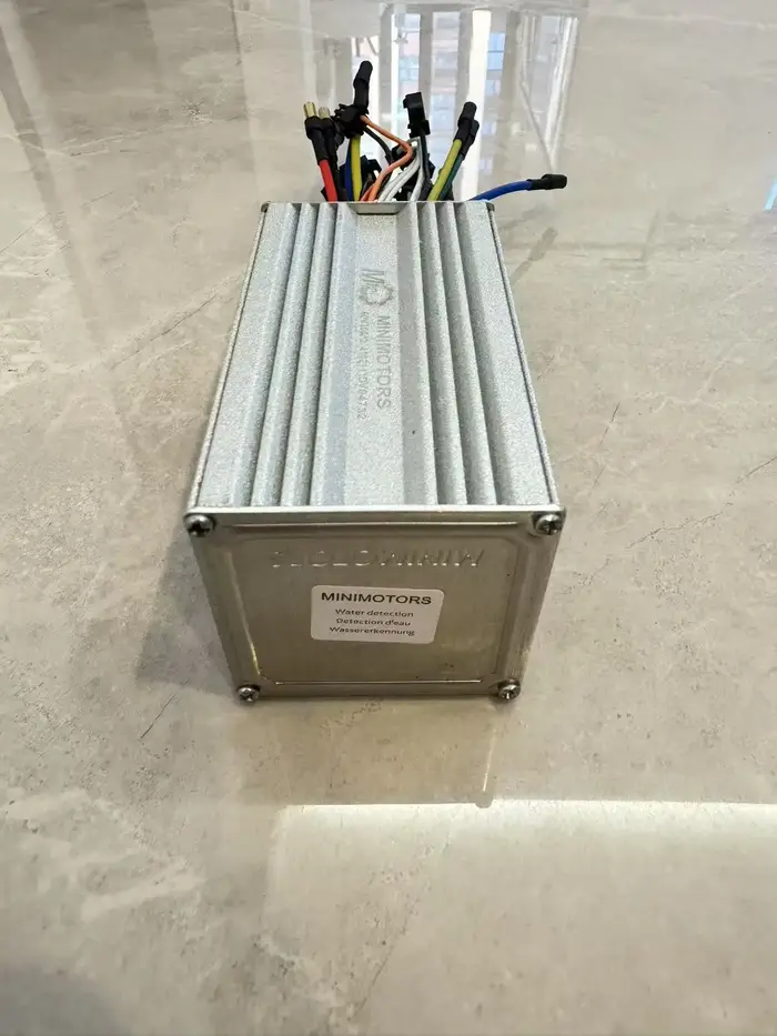 Contrôleur 60V 30A * 2 pour pièces de rechange de scooter électrique à double moteur Dualtron victor
