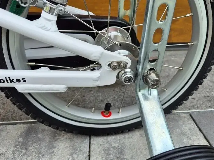 Support d'adaptation avec roues d'entraînement latérales pour vélo d'enfant Woom 2