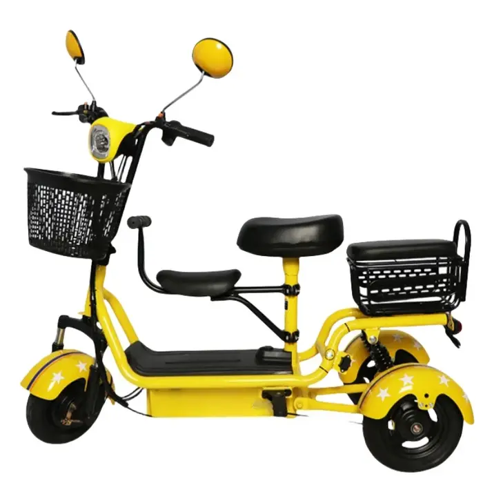 Trottinette électrique de banlieue jaune légère à 3 roues avec 2 sièges et paniers pour femme
