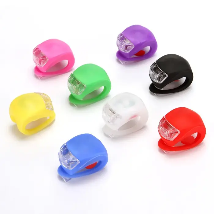 Feu avant de vélo LED haute luminosité en silicone avec 3 modes de gradation et piles incluses pour éclairage nocturne sécurisé sur guidon