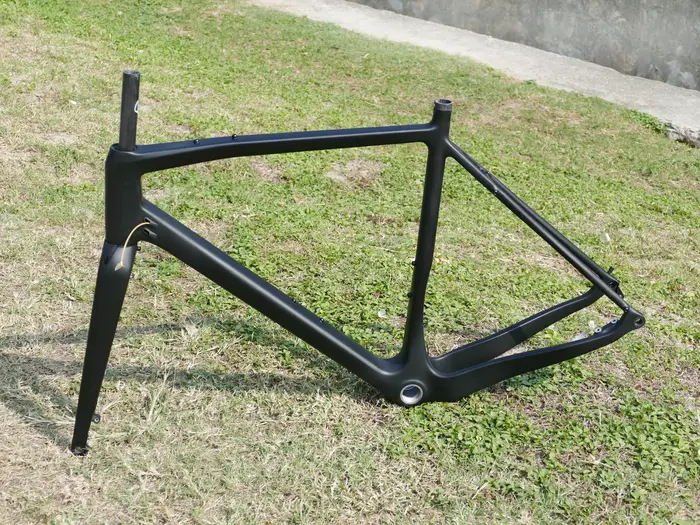 ** Nouveau cadre de gravier et fourche à montage plat pour vélo