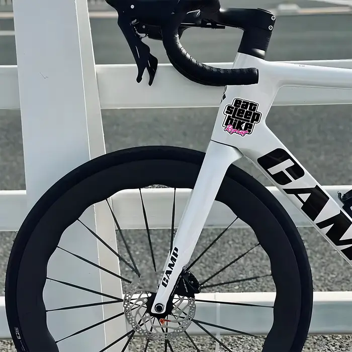 Autocollants personnalisés en vinyle réfléchissant pour cadre de vélo VTT route et gravel avec slogan décoratif en blanc bordeaux jaune ou rouge