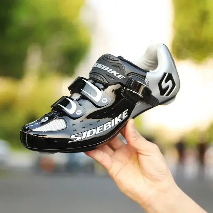 Chaussures de vélo de route professionnelles en cuir noir avec semelle en nylon et intérieur en caoutchouc pour cyclisme athlétique