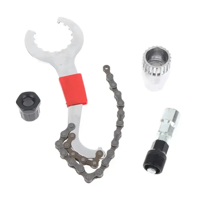 Kit d'outils de réparation de vélo avec accessoires complets, comprenant un extracteur de manivelle, un fouet à chaîne et une clé à pédale, pour la réparation de vélos de montagne et de route.