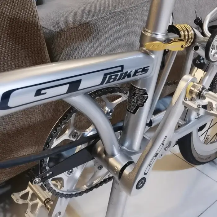 Ensemble de 14 autocollants créatifs en vinyl pour casque de vélo et accessoires de vélo GT personnalisables en noir blanc ou argent