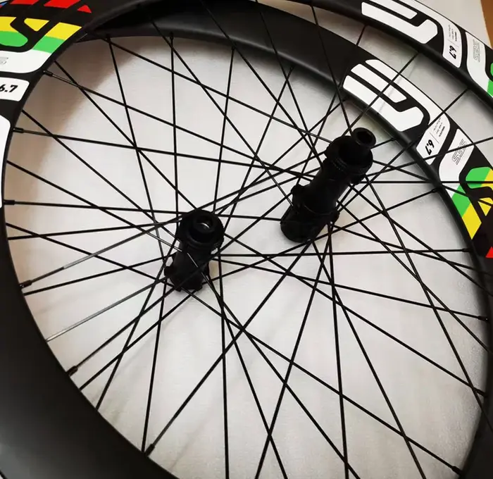 Roues de vélo en carbone pour gravier avec autocollants