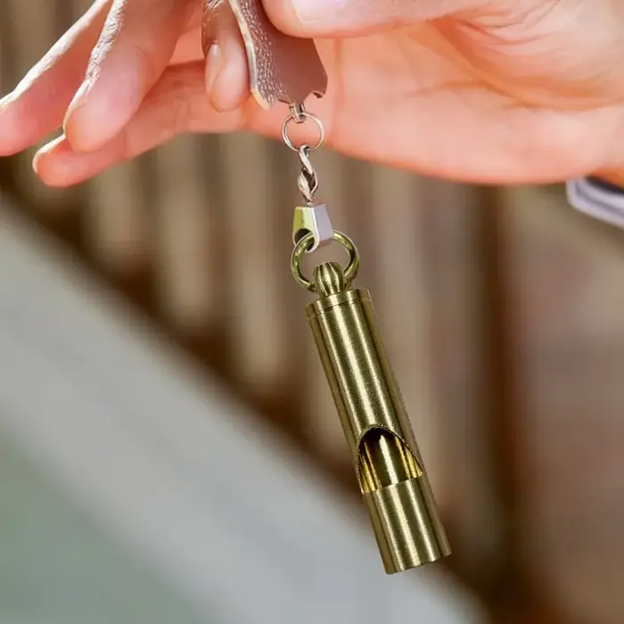 Sifflet de sécurité fort, porte-clés de survie en laiton pour signalisation d'urgence, randonnée en