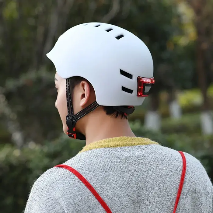 Casque de vélo avec avertissement lumineux intégré