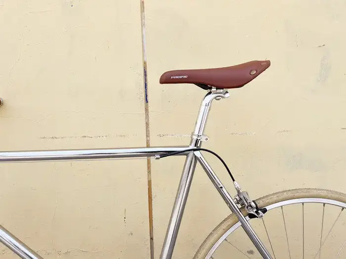 Selle de vélo vintage rivetée marron et colorée pour vélo de route pliant ou pignon fixe confort souple et robuste