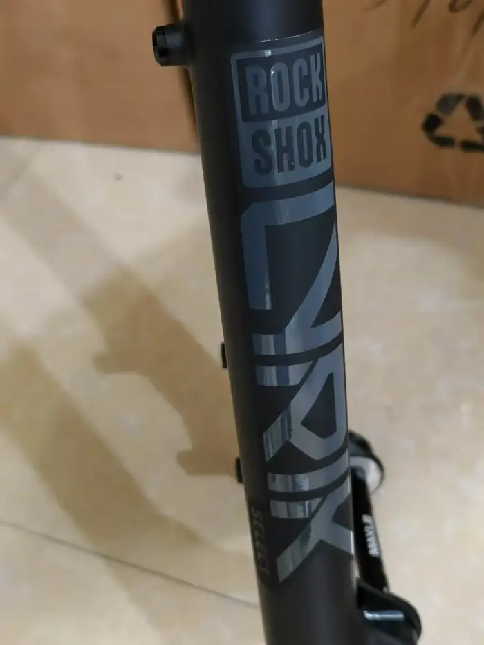 ROCKSHOX VTT fourche avant Lyrik Select Recon argent RL révélation RC huile et gaz