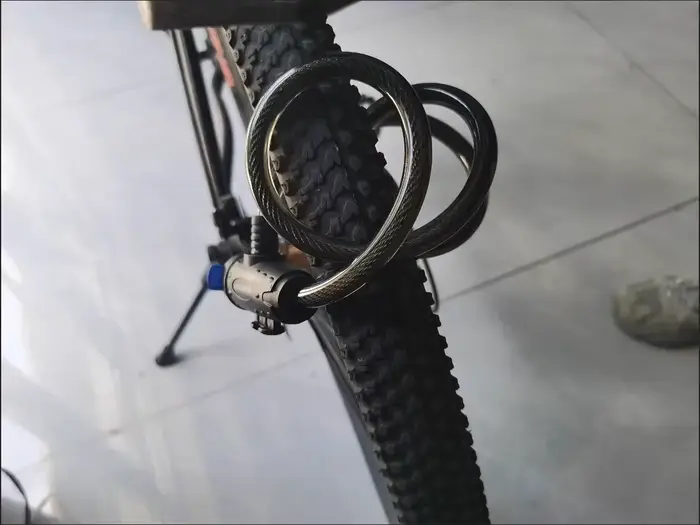 Antivol de chaîne robuste pour moto et vélo en métal avec 2 clés pour une sécurité maximale et un renforcement