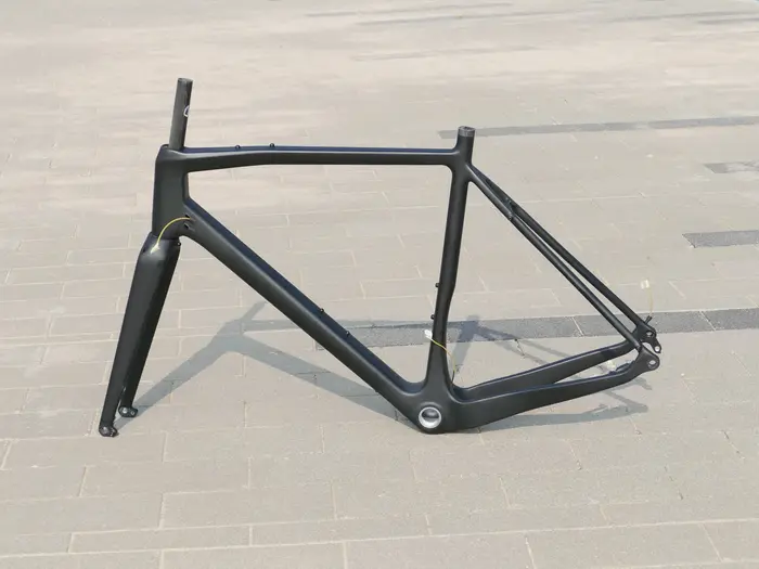 ** Nouveau cadre de gravier et fourche à montage plat pour vélo
