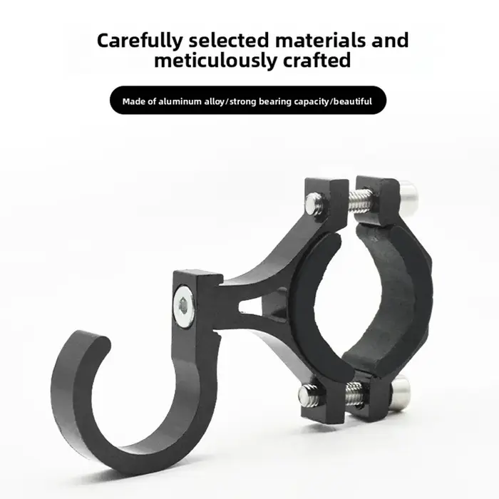 Le guidon du vélo est en alliage d'aluminium et peut être ajusté en angle. Il existe des crochets fixes pour transporter des sacs.