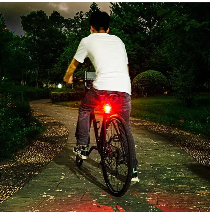 Nouveau phare de vélo VTT rechargeable à piles bouton