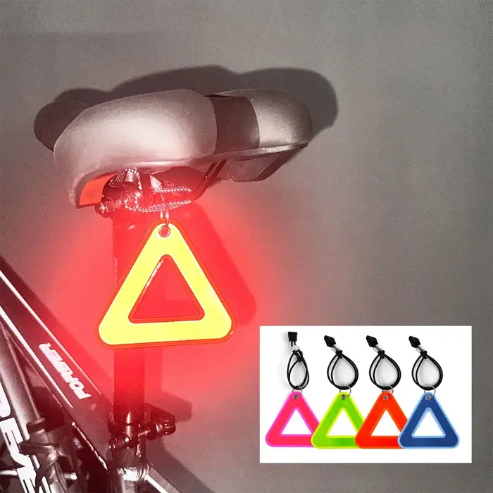 Plaque triangulaire réfléchissante pour selle de vélo