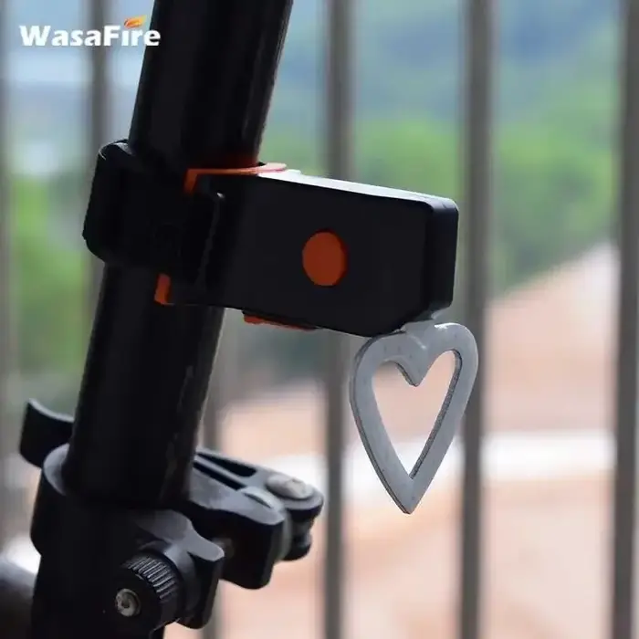 Feu arrière de vélo en forme de cœur