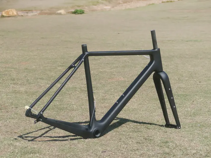 Cadre de vélo de gravier entièrement en carbone UD mat