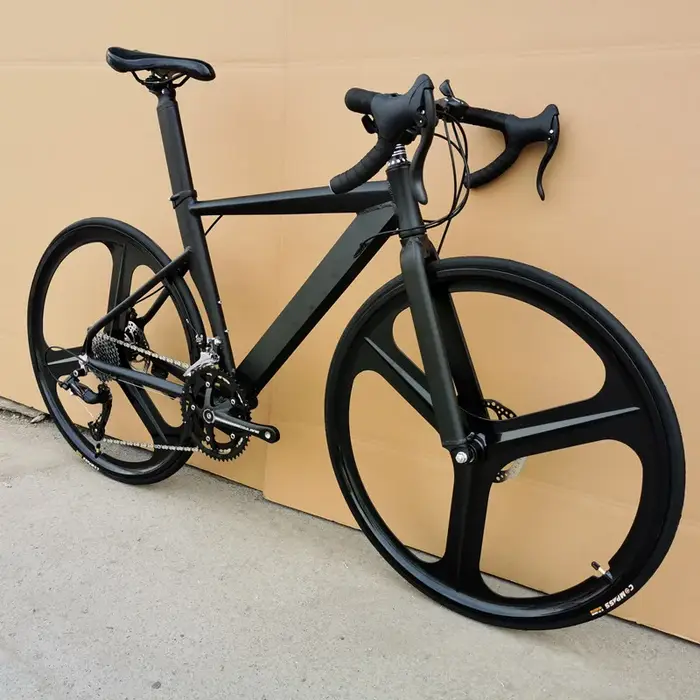 Vélo de route coupe-vent avec cadre en alliage d'aluminium