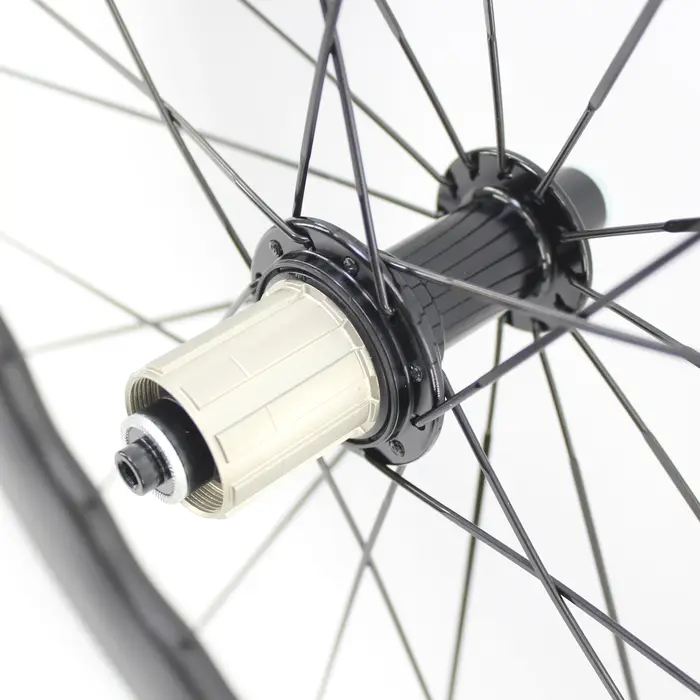 Le plus récent jeu de roues de vélo de route 700C UD entièrement en Fiber de carbone
