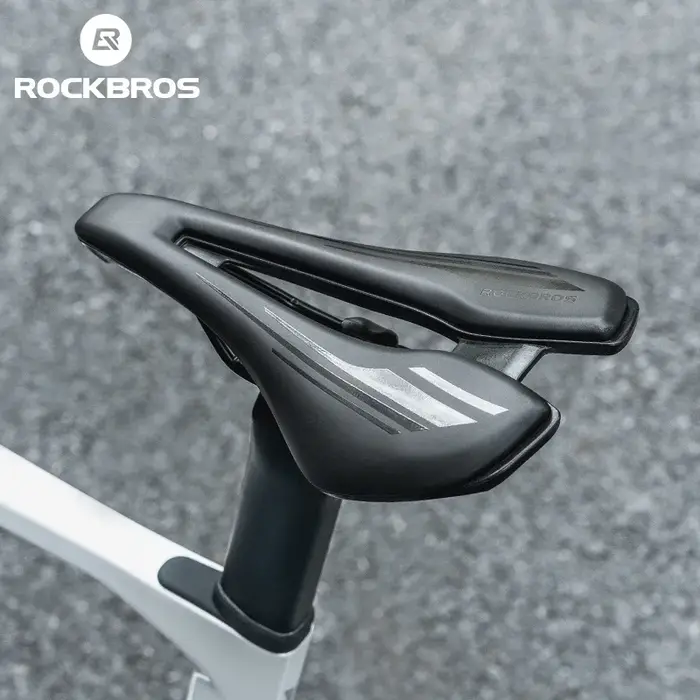 Selle de vélo de route pour homme en simili cuir blanc avec rembourrage éponge haute densité et arc acier chrome-molybdène respirante confortable antichoc