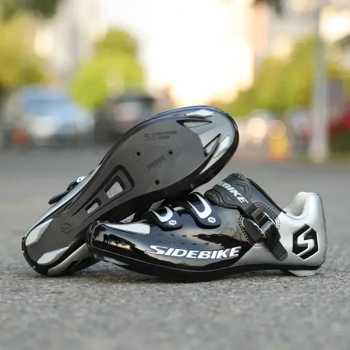 Chaussures de vélo de route professionnelles en cuir noir avec semelle en nylon et intérieur en caoutchouc pour cyclisme athlétique