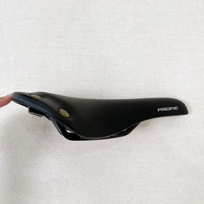 Selle de vélo vintage rivetée marron et colorée pour vélo de route pliant ou pignon fixe confort souple et robuste