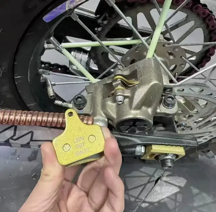 Plaquettes de frein originales Hyper Bee pour vélo électrique SuR HyperBee