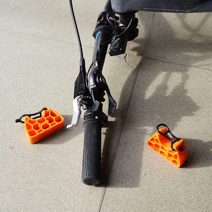 Une paire de supports de guidon de vélo