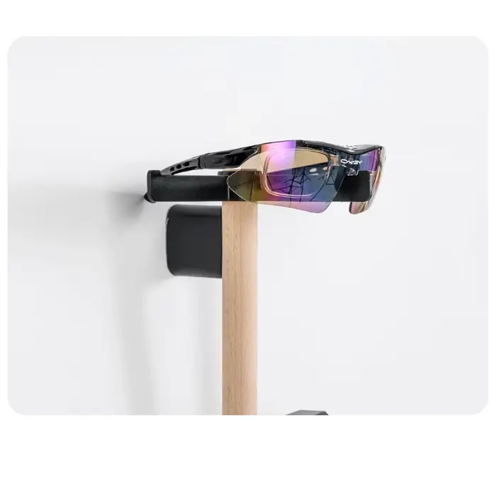 Solution de rangement de vélo mural gain de place avec barre en bois de hêtre lisse et placement d'accessoires personnalisable