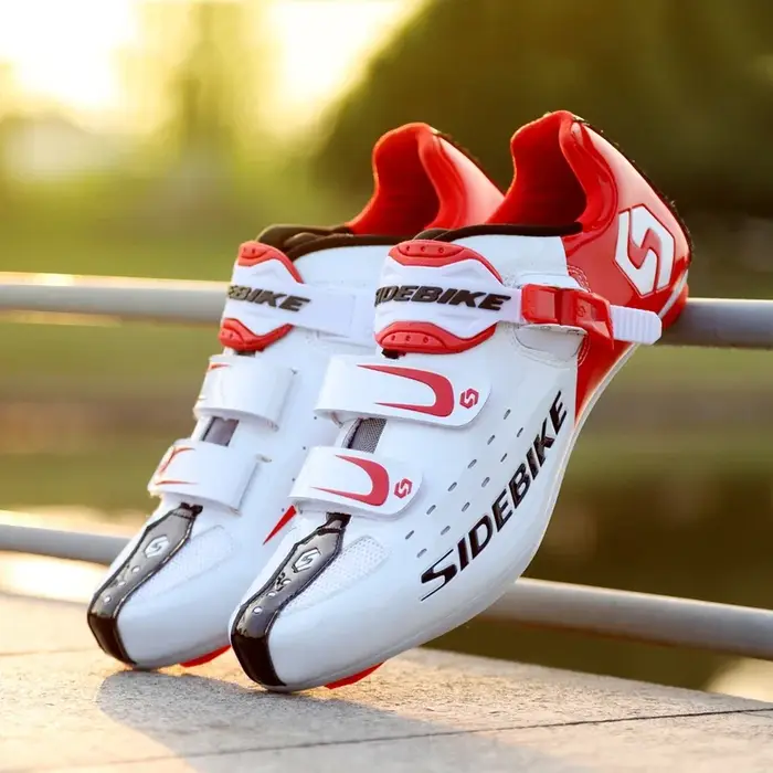 Chaussures de vélo de route professionnelles en cuir noir avec semelle en nylon et intérieur en caoutchouc pour cyclisme athlétique