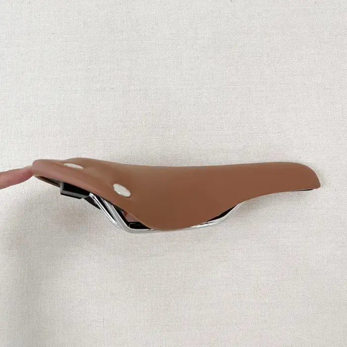 Selle de vélo vintage rivetée marron et colorée pour vélo de route pliant ou pignon fixe confort souple et robuste