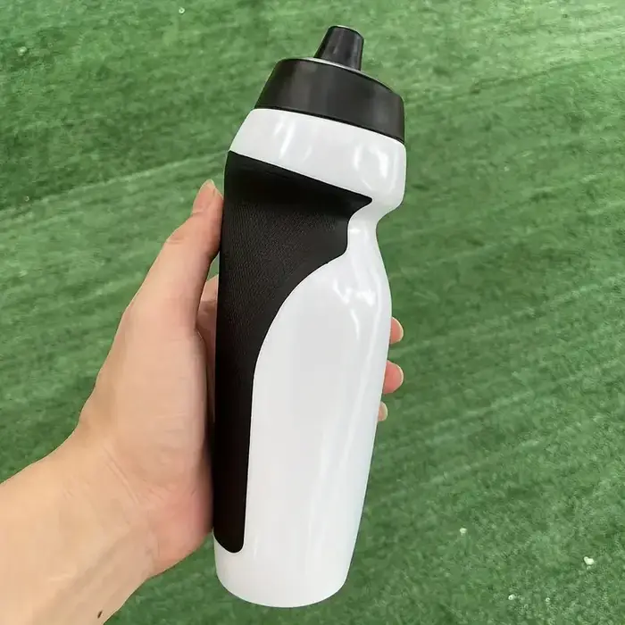 Bouteille d'eau de vélo légère 0,6L en plastique sans BPA haute performance pour VTT et vélo de route avec bouchon auto-scellant anti-fuite