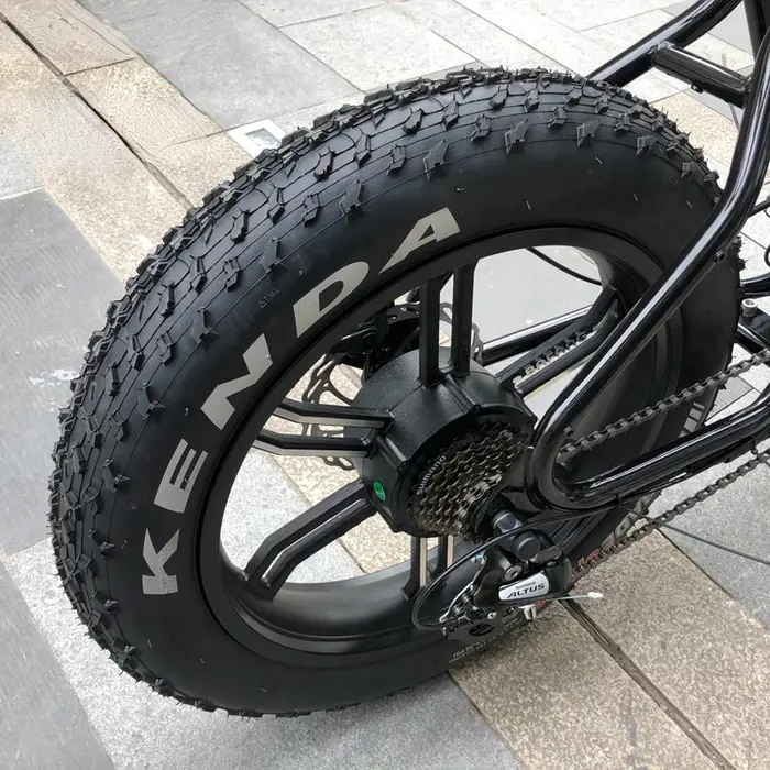Pneu de motoneige et de plage pour vélo électrique