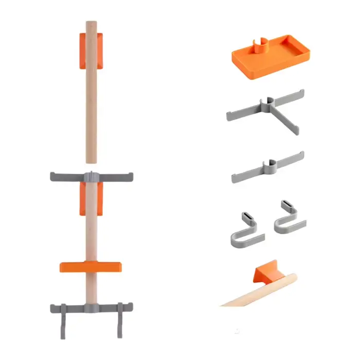 Solution de rangement de vélo mural gain de place avec barre en bois de hêtre lisse et placement d'accessoires personnalisable