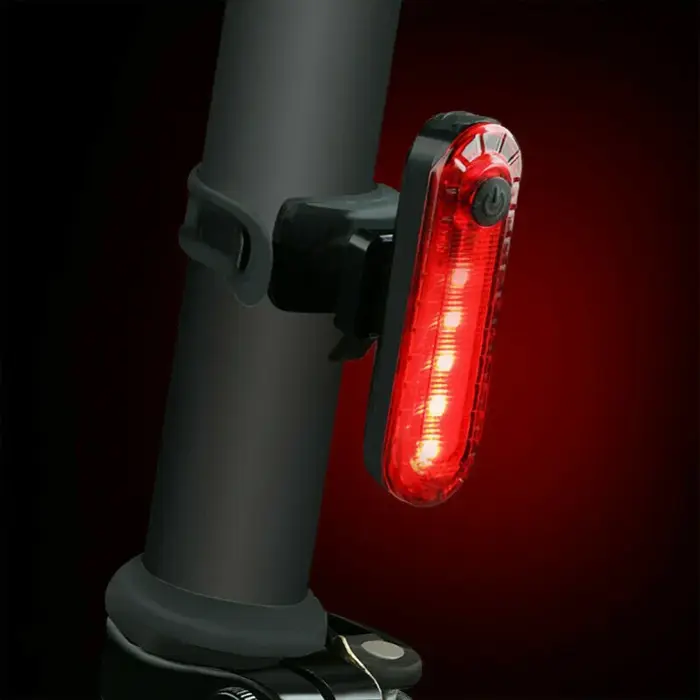 Feu arrière de vélo LED rechargeable par USB avec 4 modes d'éclairage rouge ou jaune pour sécurité cyclisme nocturne et montage facile sur guidon ou casque