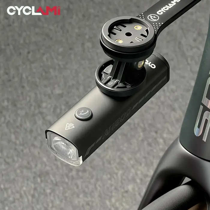 Phare de vélo VTT et route puissant 1200 Lumens en alliage d'aluminium étanche IPX6 avec batterie 2500 mAh et quatre modes d'éclairage pour cyclisme nocturne