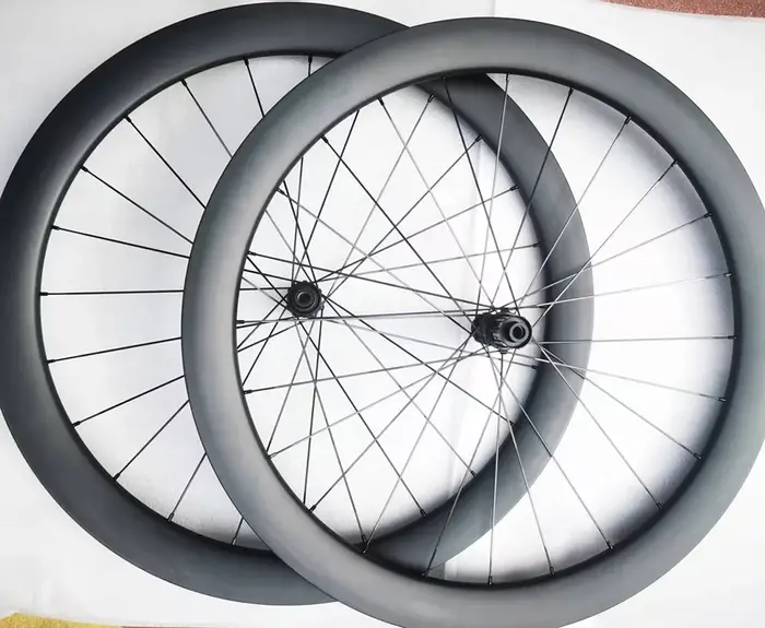Roues de vélo en carbone pour gravier avec autocollants