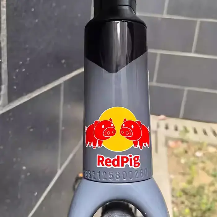 Autocollants décoratifs cochon rouge imperméables pour tube de tête de vélo moto électrique et casque personnalisable en plusieurs couleurs