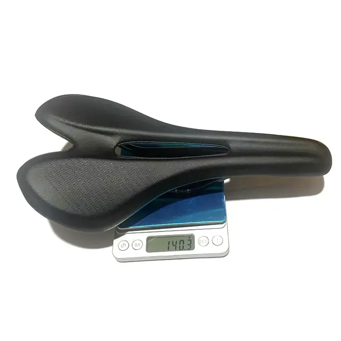 Selle de vélo de route en fibre de carbone 3K T700 avec coussin en cuir noir ultra légère pour VTT et route