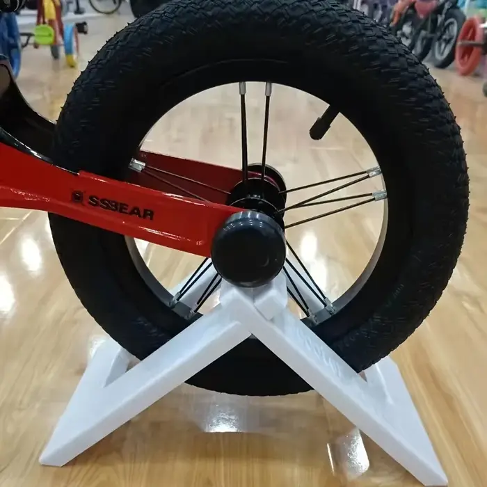 Support de stationnement et de présentation pour trottinettes et vélos d'enfants