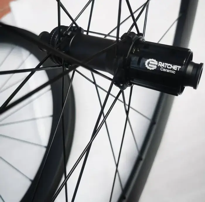 Roues de vélo en carbone pour gravier avec autocollants