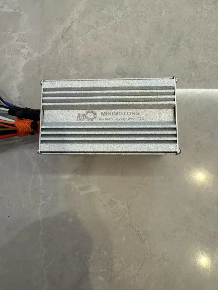 Contrôleur 60V 30A * 2 pour pièces de rechange de scooter électrique à double moteur Dualtron victor